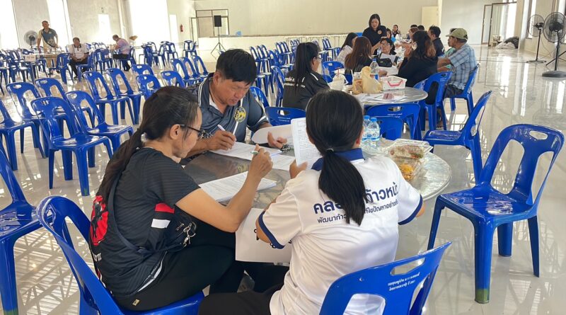 ปทุมธานี วันหยุดแห่ลงทะเบียนขอรับเงินเยียวยา ขณะที่ อบต.คลองสี่ เร่งสูบน้ำเน่าเสียระบายออกคลองระพีพัฒน์หลังชาวบ้านดมกลิ่นเหม็นมานาน