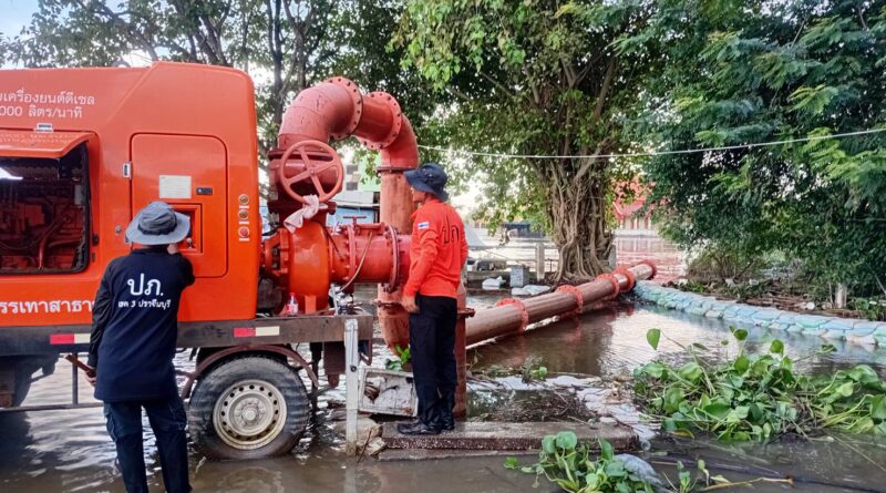 ปราจีนบุรี-มวลน้ำท่วมน้ำลดแต่ยังวิกฤต! ระดมทุกภาคส่วนเร่งกั้นกระสอบทราย-สูบน้ำออกจากย่านตัวเทศบาลเมืองเขตเศรษฐกิจ – ศูนย์กลางการศึกษา หลังอุทกภัยกระทบ 7 อำเภอ สังเวยแล้ว 24 ศพ