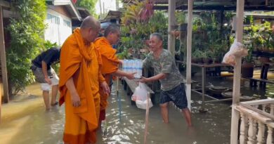 นนทบุรี พระไม่ทิ้งโยม เจ้าคณะอำเภอไทรน้อย นำจิตอาสาล่องเรือลุยน้ำท่วมเกาะเกร็ด แจกสิ่งของบรรเทาทุกข์