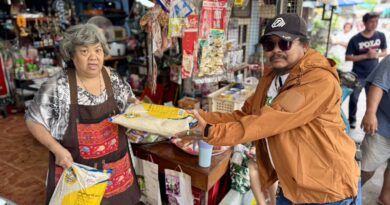 นนทบุรี เกาะเกร็ดไม่ทิ้งกัน! จิตอาสาชาวหมู่ 5 วัดมะขามทองเข็นข้าวสาร 150 ถุง ลุยน้ำท่วม ส่งถึงมือชาวบ้านที่ได้รับผลกระทบ