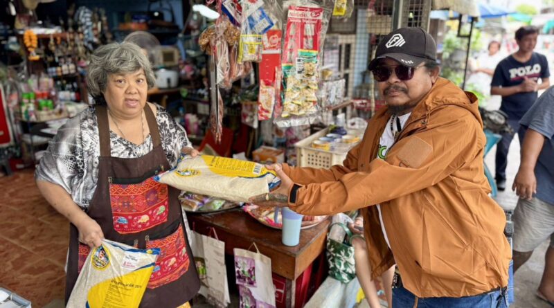 นนทบุรี เกาะเกร็ดไม่ทิ้งกัน! จิตอาสาชาวหมู่ 5 วัดมะขามทองเข็นข้าวสาร 150 ถุง ลุยน้ำท่วม ส่งถึงมือชาวบ้านที่ได้รับผลกระทบ
