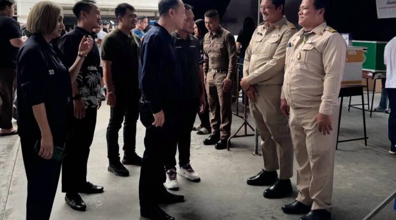 ผู้ว่าฯ นริศ พร้อม นายกเอก ลงพื้นที่บ้านสวน ตรวจเยี่ยมการเลือกตั้งผู้แทนนายจ้าง–ผู้ประกันตน เป็นคณะกรรมการประกันสังคม