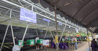 ชาวปราจีนฯ ฝ่าวิกฤตอุทกภัย 7 อำเภอ ร่วมหย่อนบัตรเลือกตั้งบอร์ดประกันสังคมคึกคัก นิคมฯ ศรีมหาโพธิ์คนแน่นต่อคิวยาว – ย้าย 2 หน่วยเข้าศาลากลาง