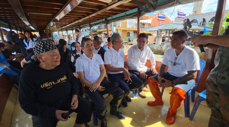 นนทบุรี อภิสิทธิ์ ลงเรือเยี่ยมชาวบ้านเกาะเกร็ด-ท่าอิฐ มอบถุงยังชีพ 200 ชุด พร้อมจี้รัฐวางแนวทางแก้ปัญหาน้ำท่วมยั่งยืน
