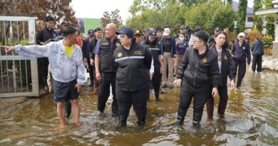 ปราจีนบุรี “ศุภมาส” ลุยปราจีนฯ ลุยน้ำลุยโคลน มอบถุงยังชีพ! สั่งบี้เยียวยาด่วน-คุมเข้มห้ามพ่อค้าโขกราคา
