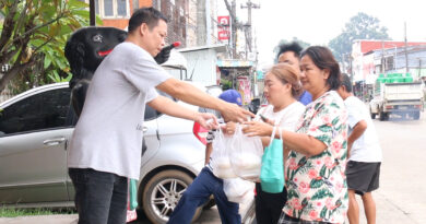 ร้านข้าวแกงเพชรบูรณ์แจกข้าวกล่องกว่า 1,500 กล่อง ถวายเป็นพระราชกุศลในหลวงรัชกาลที่ 9