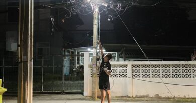 นนทบุรี ชาวบ้านโวย! สายเคเบิลระโยงระยางเกลื่อนซอยข้างโรงเรียนปากเกร็ด ดึงสายอินเทอร์เน็ตขาด เราเตอร์พัง 