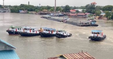 ระทึกกลางแม่น้ำป่าสัก! เรือลากจูงสินค้าอับปางหน้าวัดพนัญเชิงฯ คนขับเรือวัย 62 ปี แขนขวาหัก นักท่องเที่ยวเห็นเหตุการณ์ต่อหน้าต่อตา