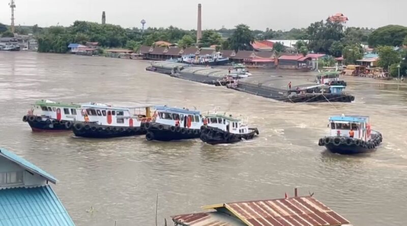 ระทึกกลางแม่น้ำป่าสัก! เรือลากจูงสินค้าอับปางหน้าวัดพนัญเชิงฯ คนขับเรือวัย 62 ปี แขนขวาหัก นักท่องเที่ยวเห็นเหตุการณ์ต่อหน้าต่อตา