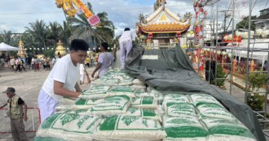 ตราด มืดฟ้ามัวดิน! ประชาชนกว่า 2,000 คน แห่รับแจกข้าวสารวันสิ้นสุดกินเจ หมดเกลี้ยงใน 20 นาที