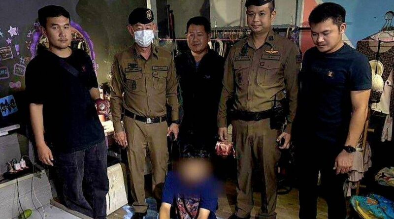 สน.ห้วยขวาง ปูพรม ชุมชนริมคลอง ลาดพร้าว 80 ทลายรังยา รวบแฟนสาวเอเย่นต์คาห้องพร้อมไอซ์-ยาบ้าอื้อ ส่วนอีกเคสขยายผลรวบหนุ่มเช่าห้องซุกยา-อุปกรณ์การเสพ