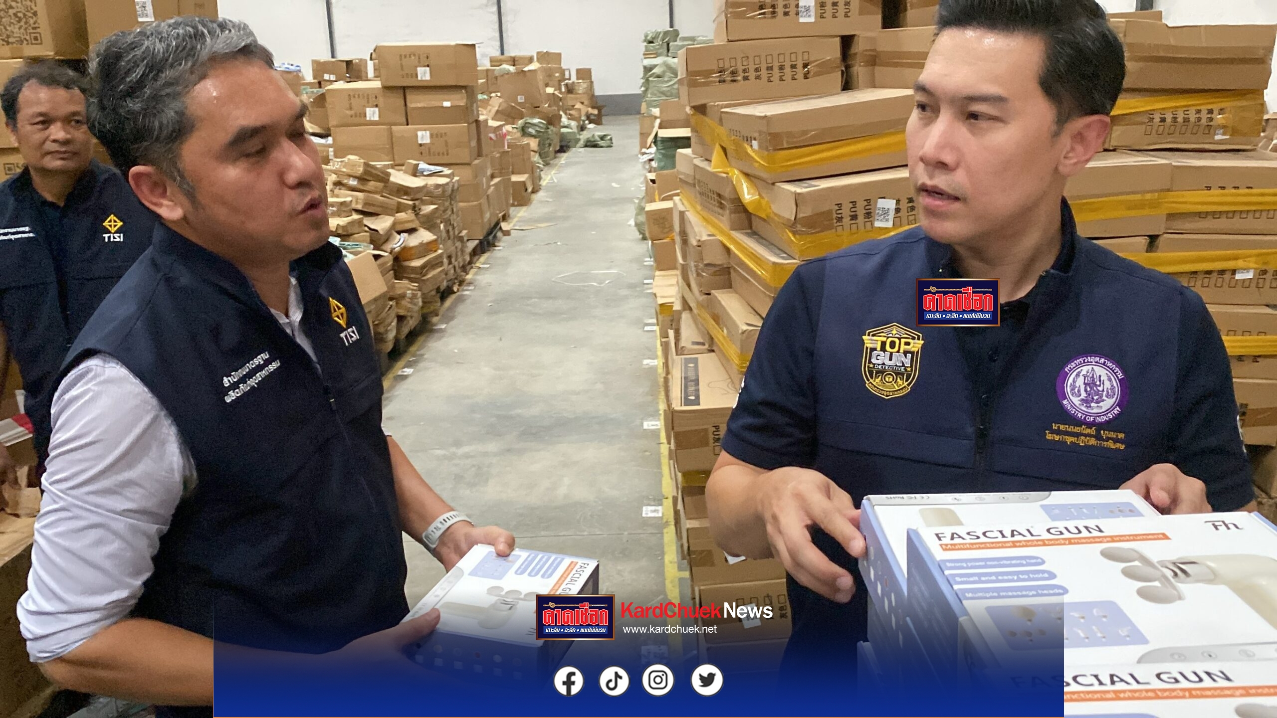สมุทรปราการ ท็อปกัน ทลายโกดังสินค้าออนไลน์ย่านบางเสาธง ยึดสินค้าไร้ มอก. กว่า 50,000 ชิ้น มูลค่ากว่า 15 ล้านบาท