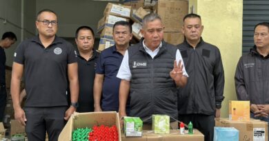 สืบนครบาลบุก 2 จุด ‘สมุทรปราการ-โกดังสะแกงาม 26 พระราม 2 ยึดบุหรี่ไฟฟ้าลอบนำเข้าประเทศเพื่อนบ้าน 1.3 หมื่นชิ้น จับคนงานพม่า 2 ราย รวมของกลางมูลค่ากว่า 5.2 ล้านบาท