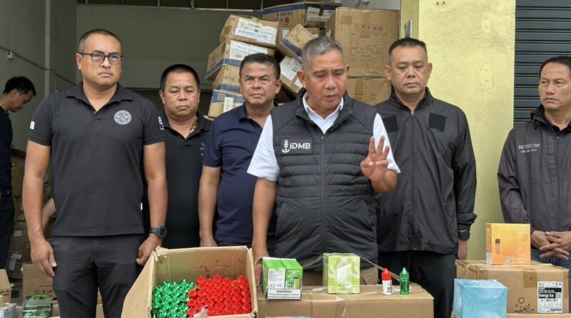 สืบนครบาลบุก 2 จุด ‘สมุทรปราการ-โกดังสะแกงาม 26 พระราม 2 ยึดบุหรี่ไฟฟ้าลอบนำเข้าประเทศเพื่อนบ้าน 1.3 หมื่นชิ้น จับคนงานพม่า 2 ราย รวมของกลางมูลค่ากว่า 5.2 ล้านบาท