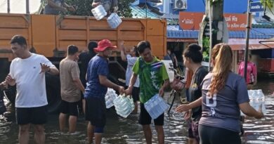 ปราจีนบุรี-วิกฤตน้ำท่วมปราจีนบุรี 7 อำเภอสังเวยแล้ว 7 ศพ ‘บ้านสร้าง’ รับมวลน้ำหนักสุด – อบจ. เร่งตั้งคันกั้นน้ำ ‘ครัวพระราชทาน’ เร่งอพยพวิกฤต