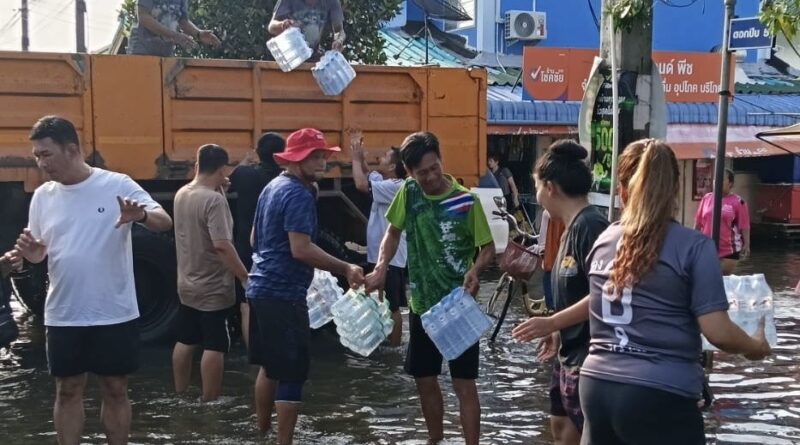 ปราจีนบุรี-วิกฤตน้ำท่วมปราจีนบุรี 7 อำเภอสังเวยแล้ว 7 ศพ ‘บ้านสร้าง’ รับมวลน้ำหนักสุด – อบจ. เร่งตั้งคันกั้นน้ำ ‘ครัวพระราชทาน’ เร่งอพยพวิกฤต