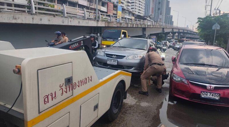ศจร.ตร. ชื่นชมตำรวจจราจร สน.อุดมสุข ลุยน้ำใช้รถยกกู้รถจมน้ำคลองปักหลัก ส่งคืนเจ้าของเรียบร้อย