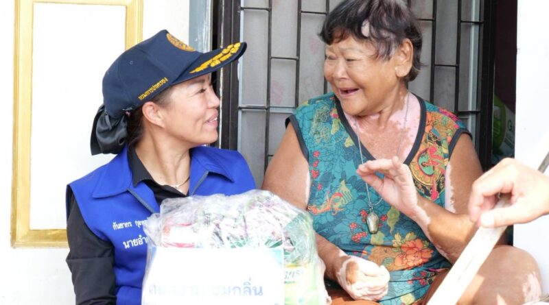 “นายอำเภอกันยากร พานทอง” เพราะทุกรอยยิ้มสำคัญเสมอ นำทีมลุยน้ำเยี่ยมผู้ป่วยติดเตียง ส่งความห่วงใยและกำลังใจถึงบ้าน