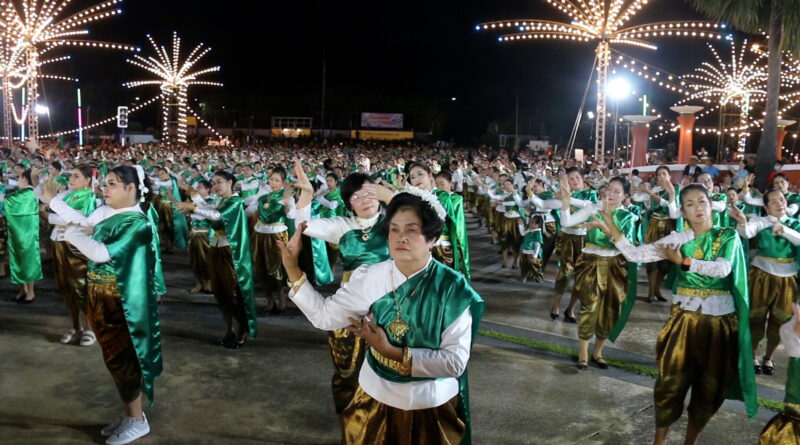 ชาวเมืองมะขามหวานกว่า 4,500 คนพร้อมใจรำถวาย”พระพุทธมหาธรรมราชา”พระคู่บ้านคู่เมือง งานประเพณีหนึ่งเดียวในโลก “อุ้มพระดำน้ำ” ประจำปี 2569 อย่างยิ่งใหญ่อลังการ วันที่ 9 ตุลาคม 2569 เวลา 18.00 น.ศรัณยู มีทองคำ ผู้ว่าราชการจังหวัดเพชรบูรณ์