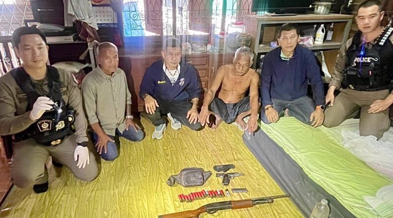 นนทบุรี ต่อข่าว รวบแล้ว บุกจับชายวัย 66 ปี ยิงปืนขู่กู้ชีพขณะช่วยคนจมน้ำ พบปืน 2 กระบอก กระสุนเพียบ